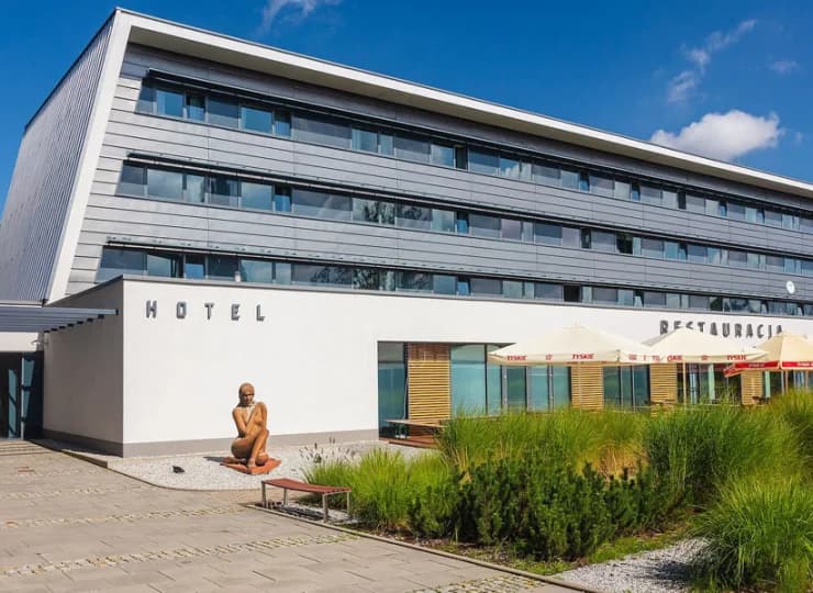 Hotel Aqua Zdrój*** jest malowniczo położony u stóp góry Chełmiec