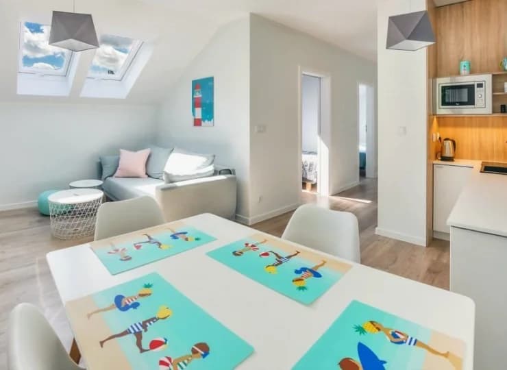 Kolorystyka jest utrzymana w jasnych barwach z mocniejszym akcentami