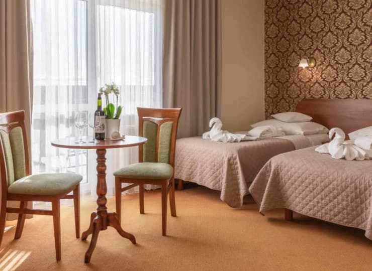 Goście mogą zakwaterować się w pokojach 2-osobowych typu Deluxe