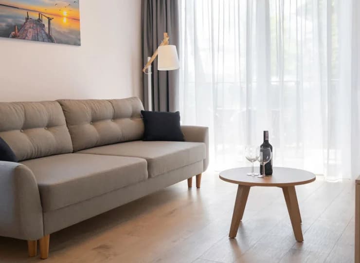 Apartamenty składają się z pokoju dziennego, sypialni, łazienki i balkonu