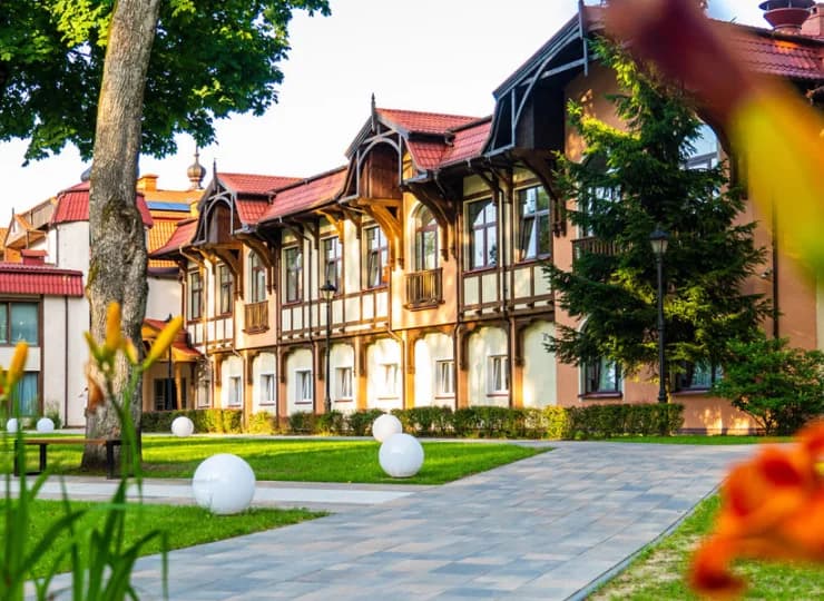 Wokół obiektu rozciąga się zadbany ogród