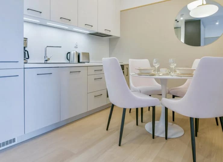 Każdy apartament ma kompleksowo wyposażony aneks kuchenny i stół jadalny
