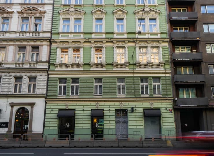 W zielonej, środkowej kamienicy mieści się hotel Noir