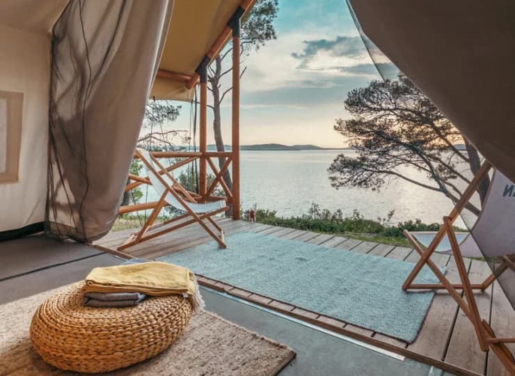 Oddaj się glampingowi pełną piersią