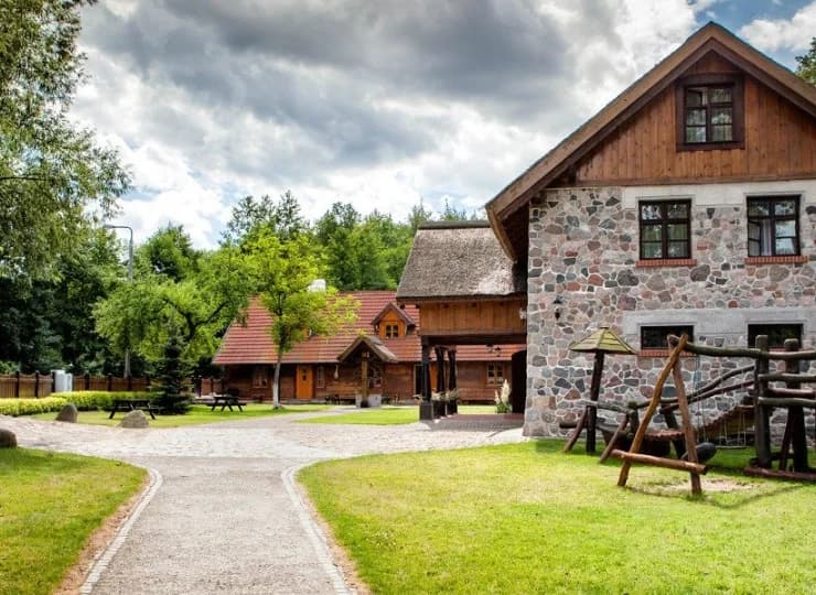 Dla dzieci urządzono również plac zabaw w ogrodzie