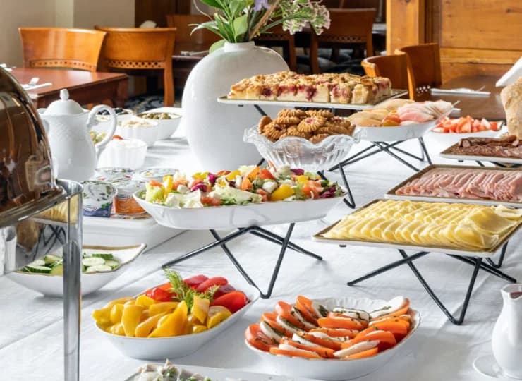 Znajduje się tutaj restauracja śniadaniowa