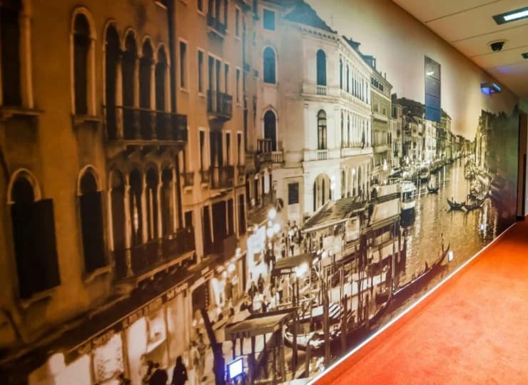 Wnętrza hotelu ożywiono ciekawymi grafikami