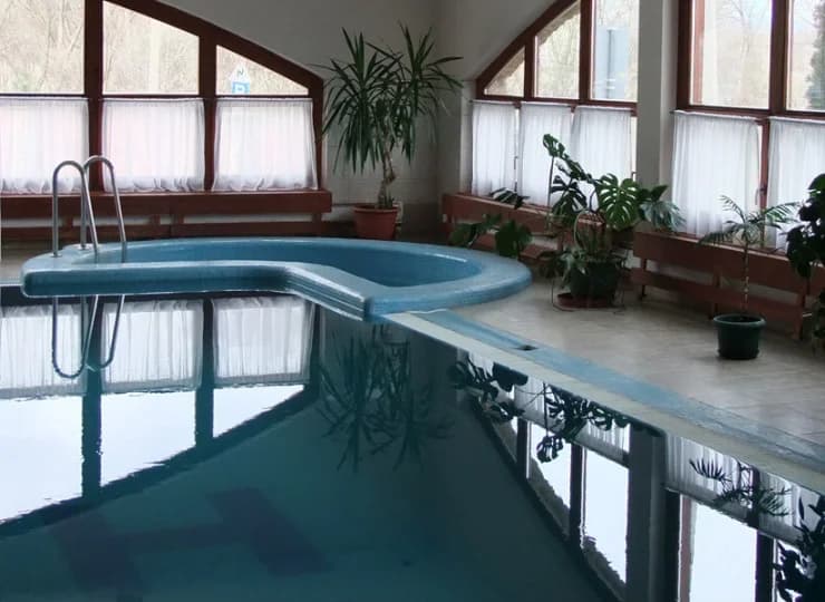 Tuż przy basenie znajduje się jacuzzi