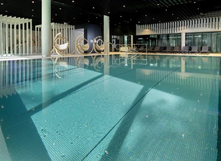 Hotel posiada wewnętrzną i zewnętrzną strefę wellness z basenami