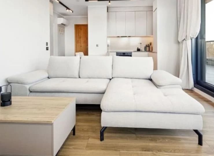 Pokój dzienny apartamentu Premium Plus A63 z dużym tarasem
