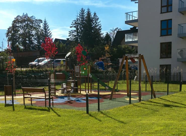 Oraz zewnętrzny, bezpiecznie ogrodzony, plac zabaw
