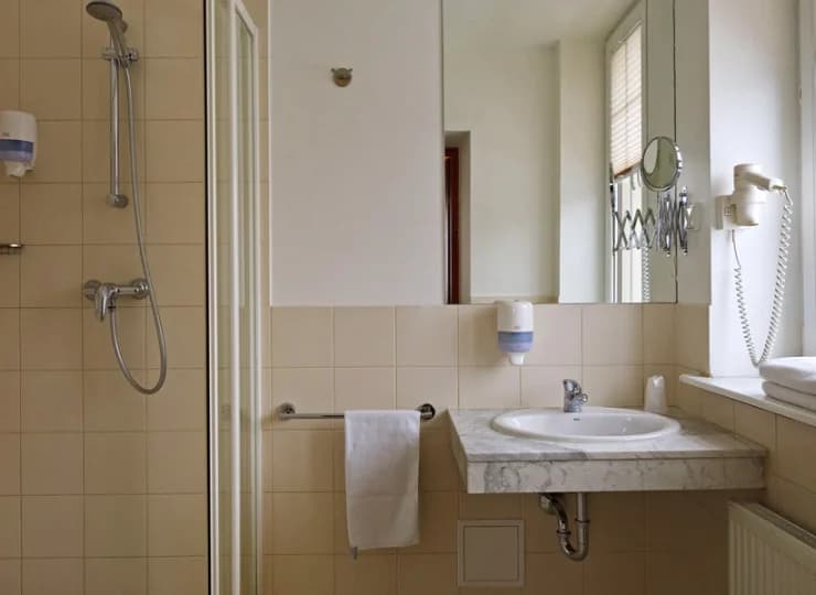 W łazience ponadto suszarka do włosów i lusterko do makijażu
