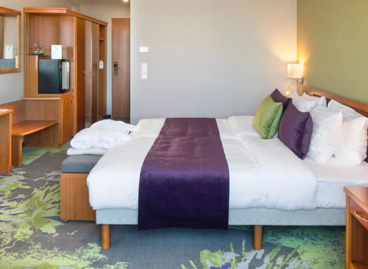 Pokoje są klimatyzowane, wyposażone w sejf, minibar, TV i wifi