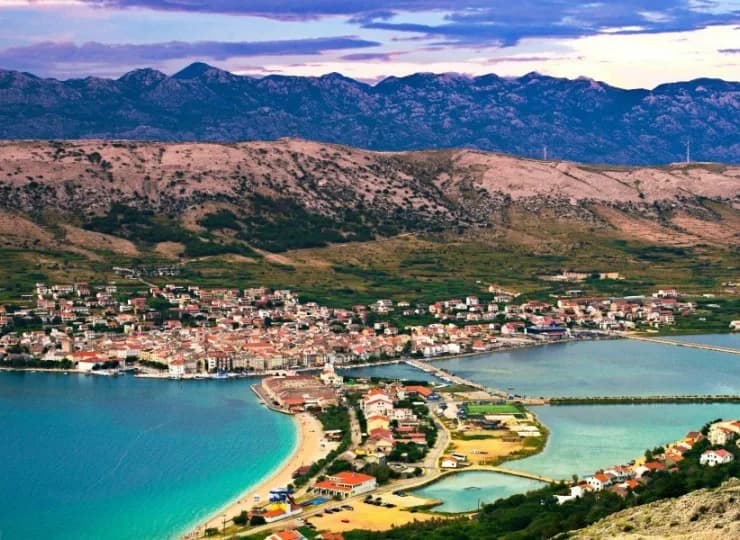 Piękne okoliczne plaże to Metajna, Stara Novalja i Caska