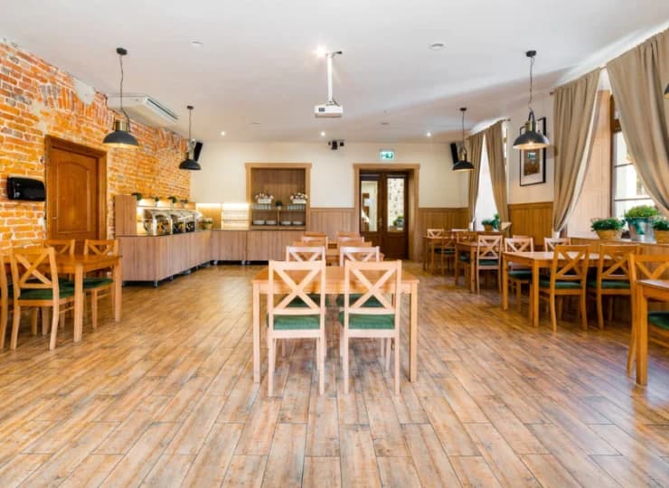 W restauracji podawane są codzienne śniadania w formie bufetu