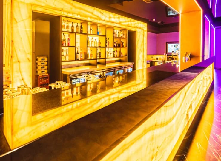 Są dwie restauracje a la carte oraz atrakcyjny i wygodny lobby bar