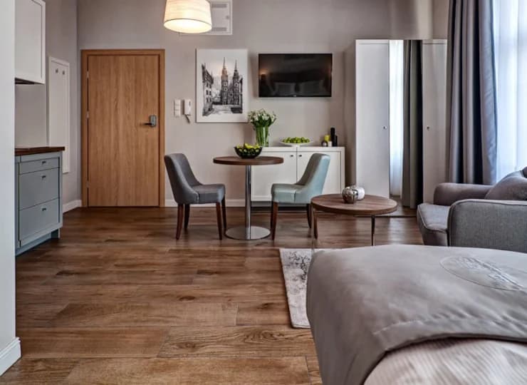 Pokój deluxe+ to wygodna, powiększona przestrzeń