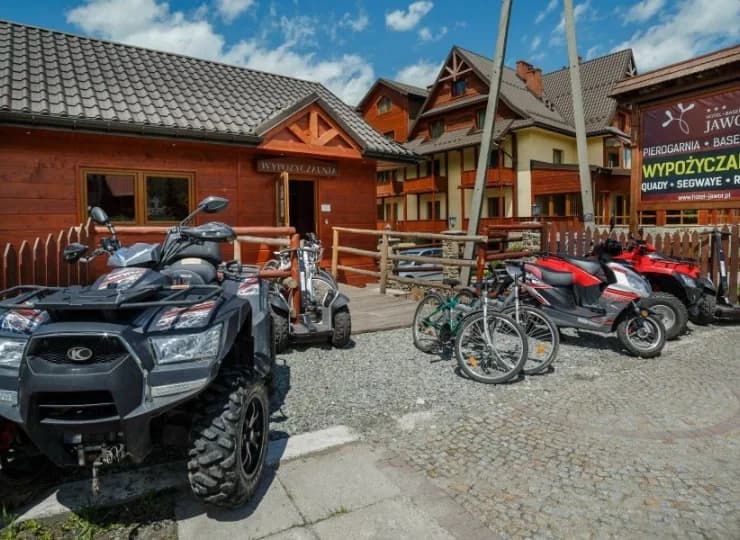W obiekcie znajduje się wypożyczalnia rowerów, nartorolek skuterów segweyi 
