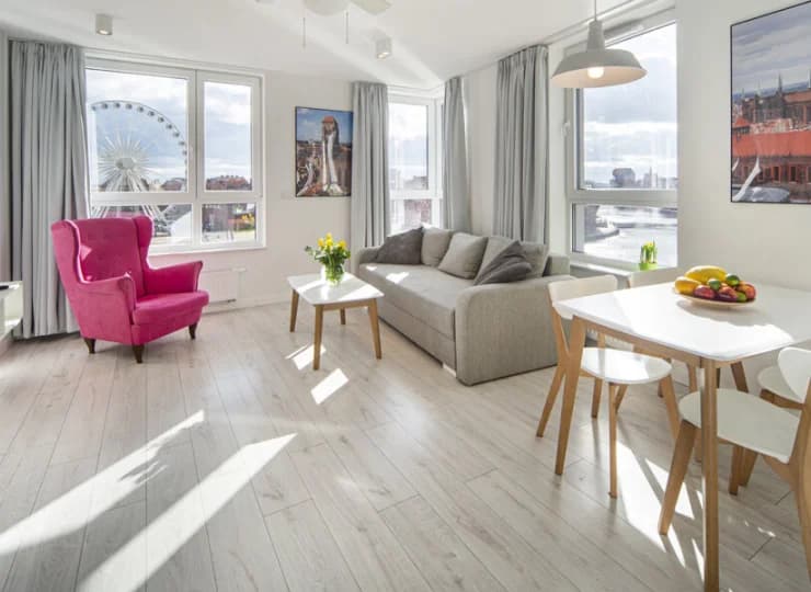 Apartament 5-os. deluxe ma dwie odrębne sypialnie i sofę w salonie