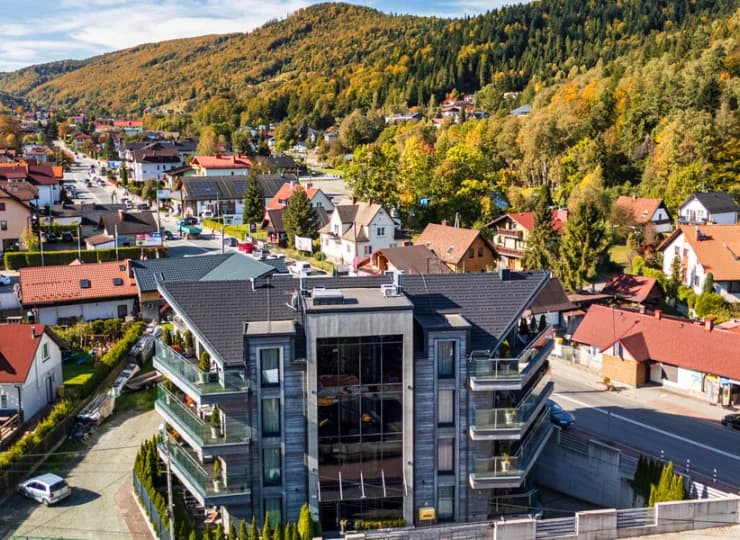 Z okien apartamentów rozpościera się widok na panoramę gór