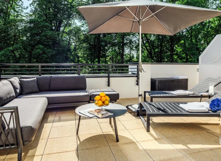 Apartamenty mają balkony lub wyjścia na taras