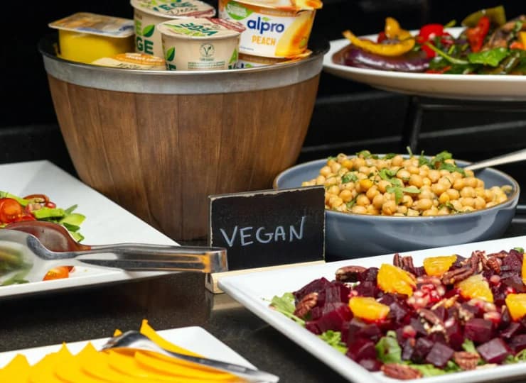 Starannie są przygotowane zarówno posiłki z menu, jak i bufetowe śniadania