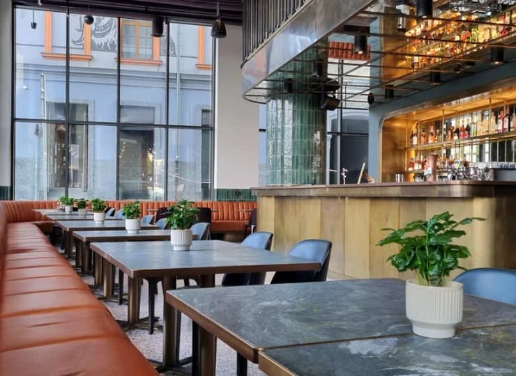 Hotel posiada restaurację i lobby bar