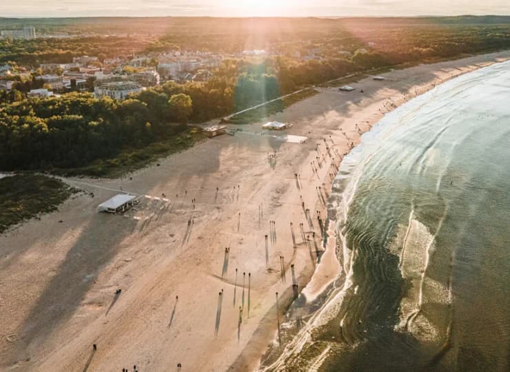 Jest położony w nadmorskiej dzielnicy, w pobliżu promenady i piaszczystej plaży