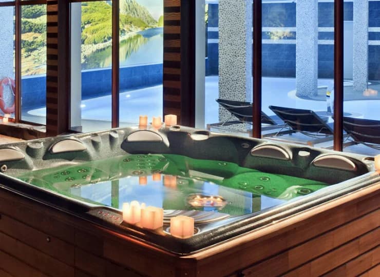 W strefie wellness mieści się wanna jacuzzi
