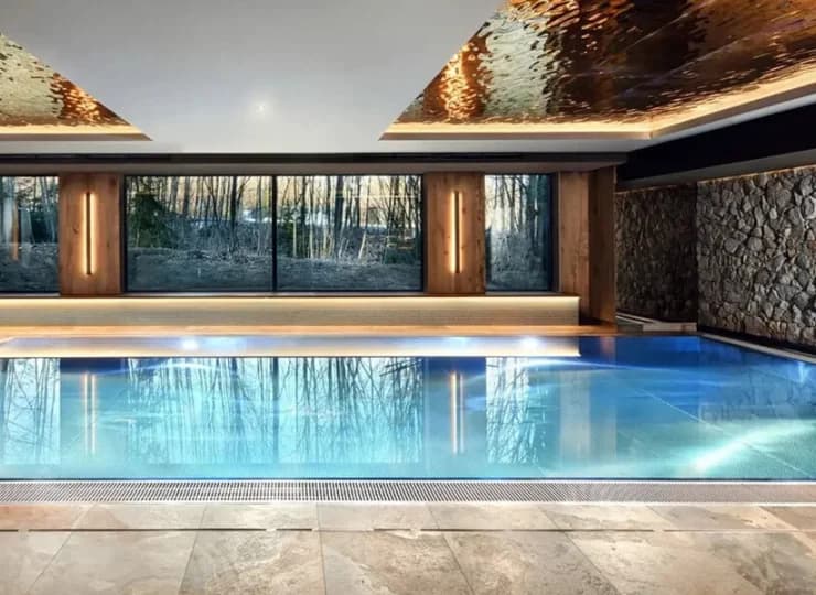 Hotel posiada luksusową strefę wellness z dwoma basenami oraz kompleksem saun