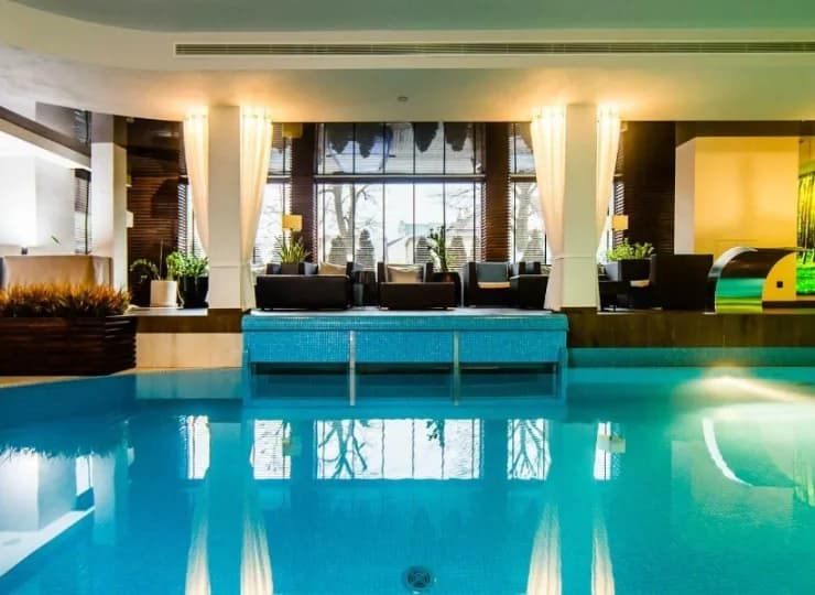 Do użytku gości basen, sauna parowa oraz sucha, jacuzzi, balia z krą lodową