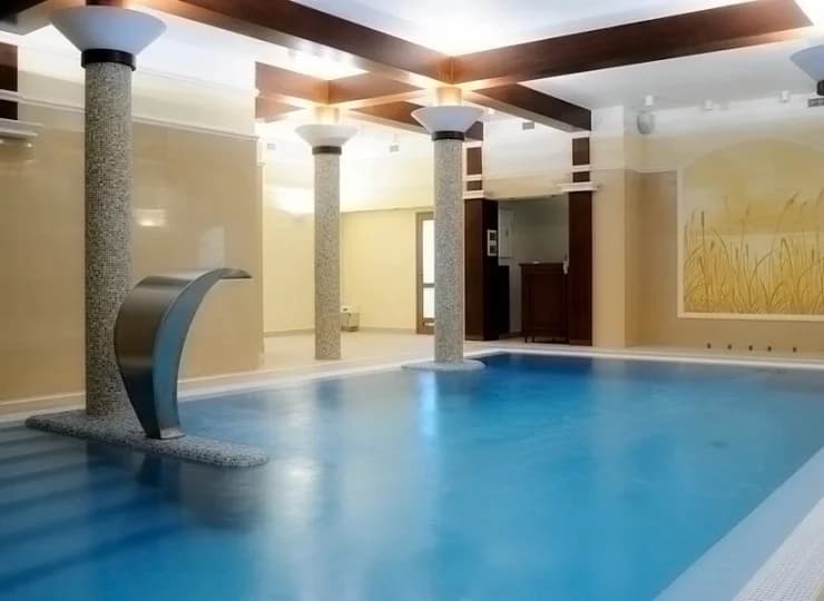 Pałac w Rymaniu to hotel z basenem