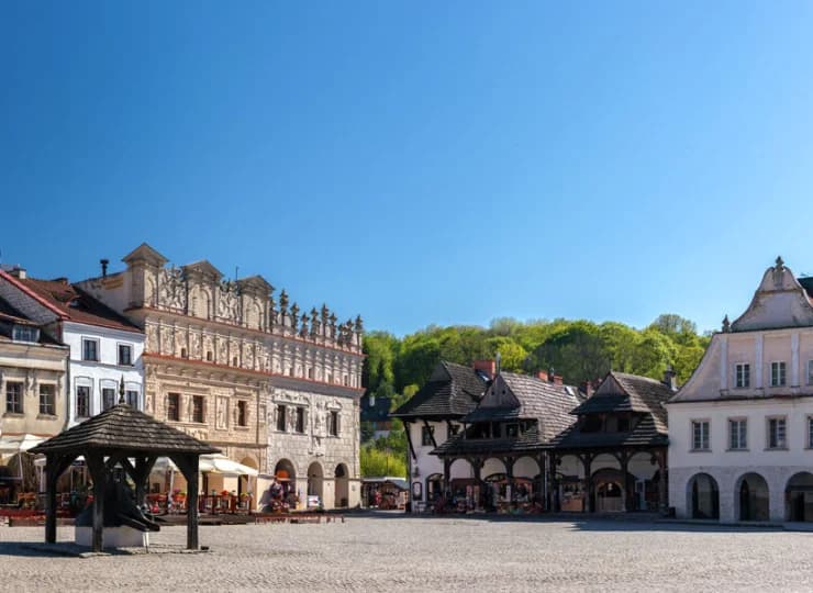 Podobnie niedaleko jest położony romantyczny Kazimierz Dolny