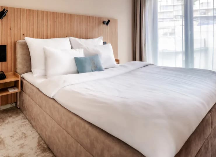 Sypialnia z podwójnym łóżkiem w apartamencie
