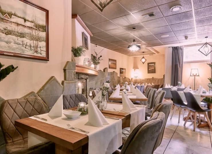 W obiekcie mieści się szykowna restauracja