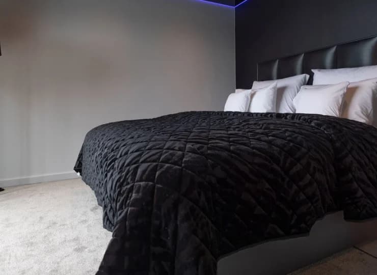 Część sypialna apartamentu składa się wygodnego małżeńskiego łóżka