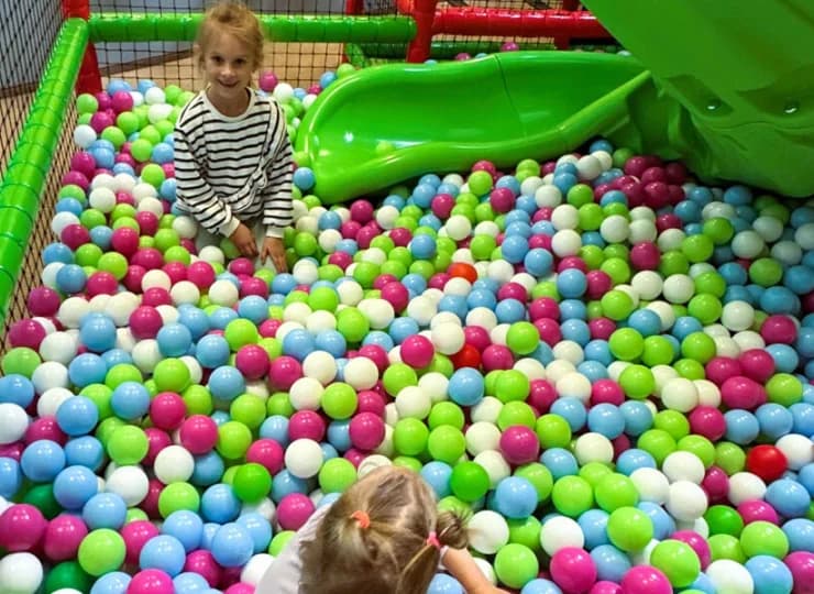 Dla najmłodszych przygotowano salę zabaw z małpim gajem