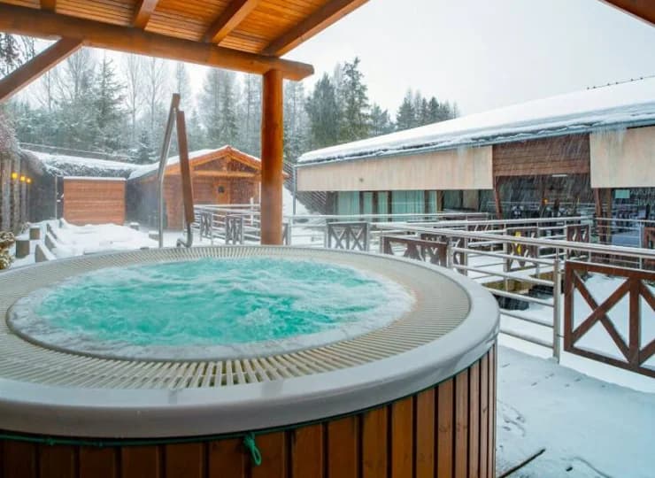 Jacuzzi w zewnętrznej strefie wellness