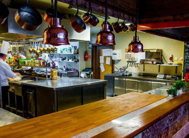 Hotel posiada 3 restauracje, otwarta kuchnia pozwala podziwiać kunszt kucharzy