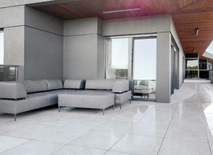 Ogromny taras apartamentu Premium Plus A63 z zestawem wypoczynkowym