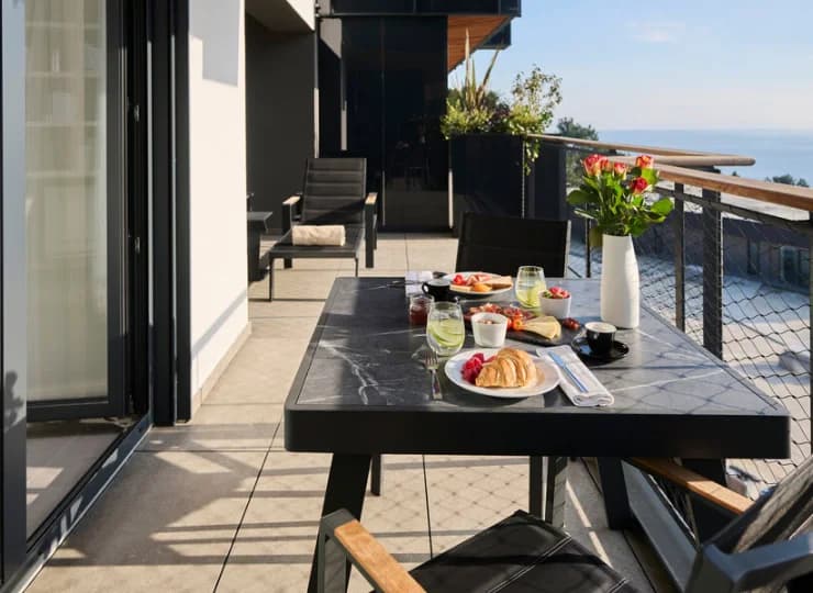 Część apartamentów ma balkon/taras z widokiem na morze