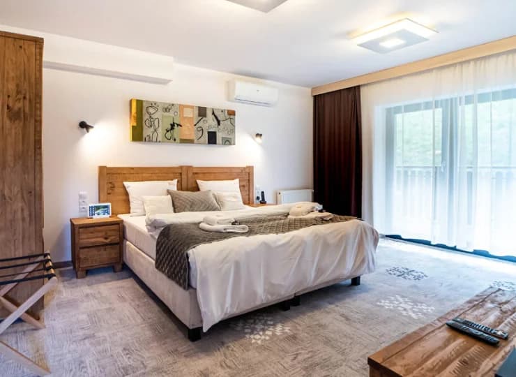 Apartamenty mają balkon francuski lub wyjście na taras