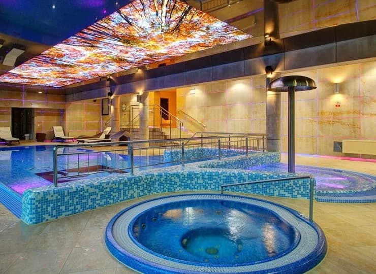 Na basenie dostępne są atrakcje wodne: kaskady, gejzery, jacuzzi i brodzik
