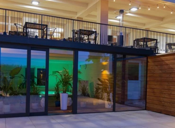 Górny taras ze stolikami restauracji, dolny - z wyjściem z jacuzzi