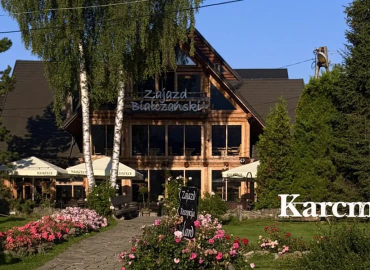 Zajazd oferuje regionalne jedzenie w tradycyjnej Karcmie
