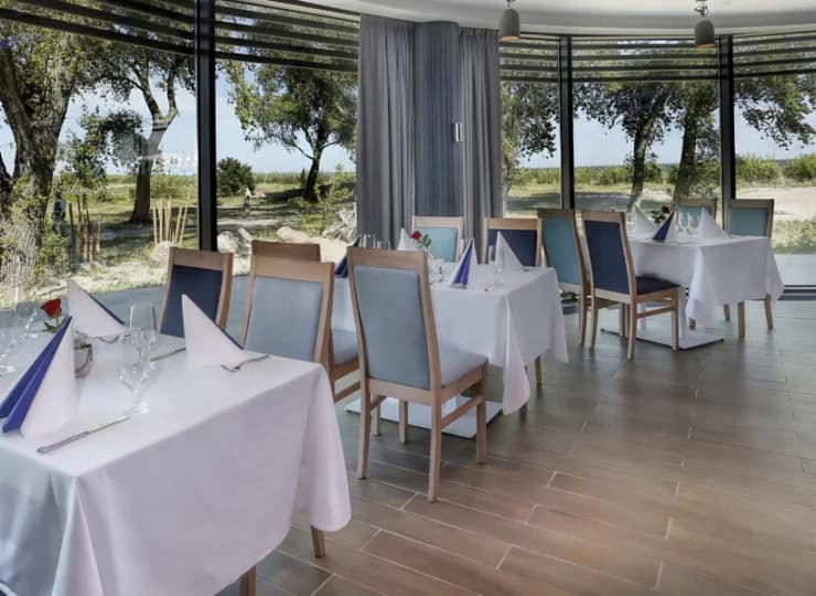 Hotel posiada restaurację z widokiem na morze
