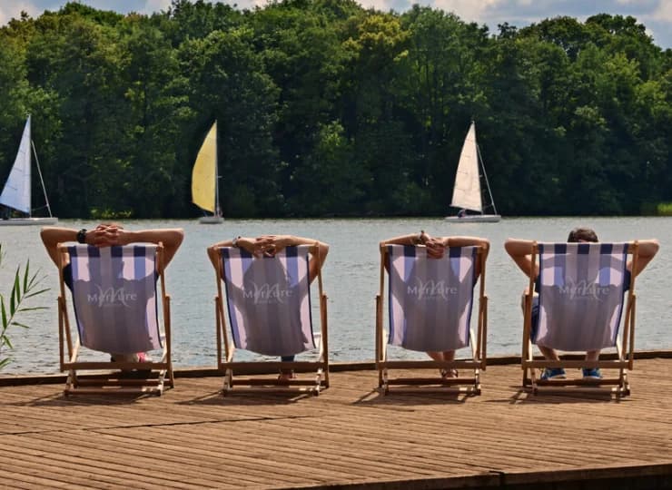 Hotel położony nad brzegiem jeziora Czos na Mazurach - własny pomost i plaża