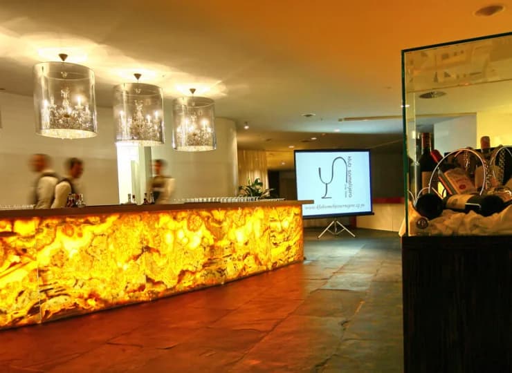 Hotelowa recepcja jest dostępna całodobowo