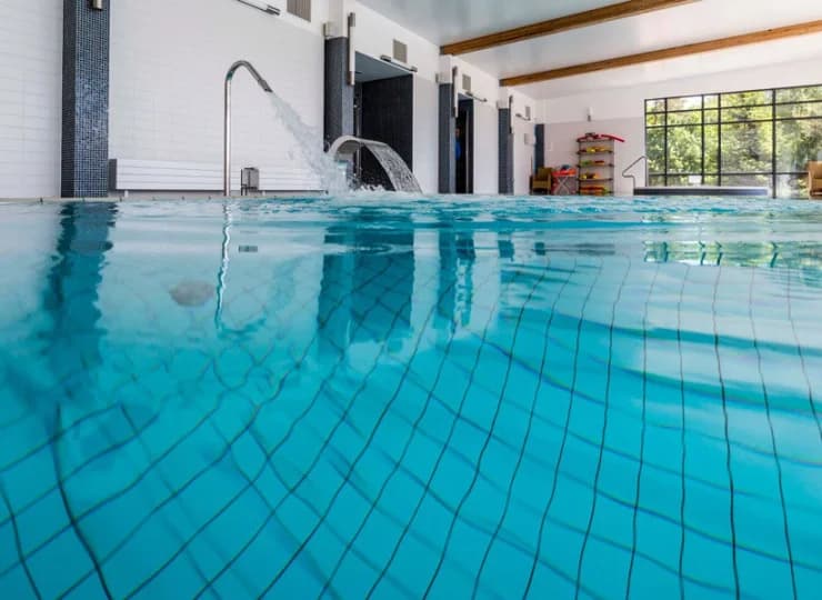 Strefa wellness obejmuje kryty basen, saunę suchą i parową oraz jacuzzi