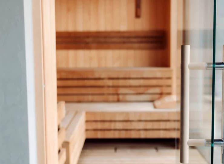 Jest tutaj jacuzzi oraz sauna sucha i sauna fińska